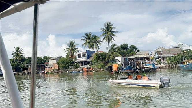 Biên phòng tỉnh Quảng Nam phối hợp cùng các địa phương trong địa bàn xác định các vùng trũng thấp có nguy cơ ngập lụt, nguy cơ ảnh hưởng bão, các nhà tạm, không kiên cố để lập danh sách số hộ, số nhân khẩu cần di dời. Ảnh: Đoàn Hữu Trung - TTXVN