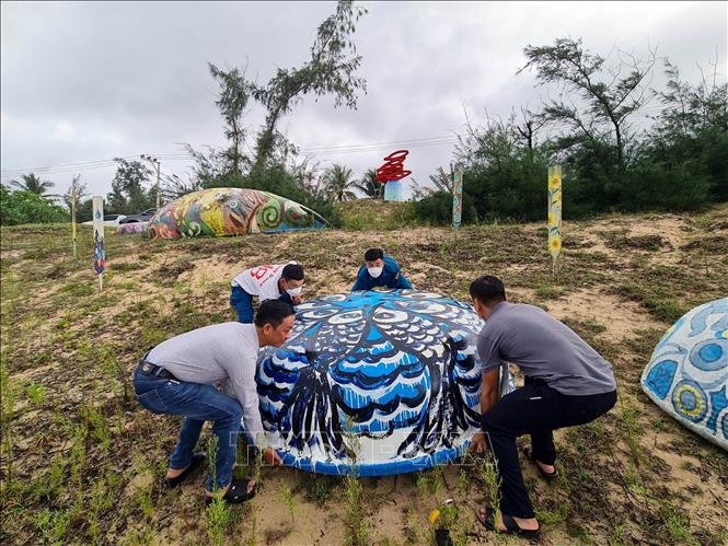 Người dân xã ven biển thành phố Tam Kỳ, Quảng Nam chủ động phòng chống bão Noru. Ảnh: Trần Tĩnh - TTXVN