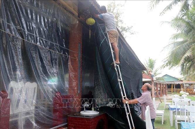 Người dân xã ven biển thành phố Tam Kỳ, Quảng Nam chủ động phòng chống bão Noru. Ảnh: Trần Tĩnh - TTXVN