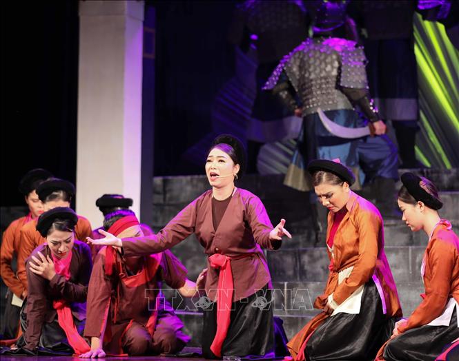 Một cảnh trong vở diễn Vở diễn “Trung trinh liệt nữ” của Nhà hát Chèo Hà Nội mở màn cho liên hoan. Ảnh: Thanh Tùng - TTXVN