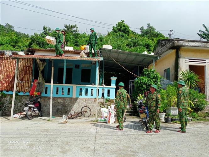 Cán bộ chiến sĩ Đồn biên phòng Cù Lao Chàm, bộ đội biên phòng Quảng Nam giúp đỡ người dân gia cố mái nhà bằng bao tải cát. Ảnh: Đoàn Hữu Trung - TTXVN
Ảnh: Đoàn Hữu Trung (TTXVN)