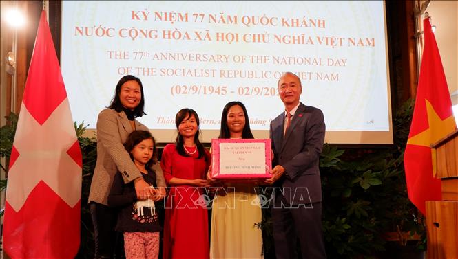 At the get-together hosted by the Vietnamese Embassy in Switzerland. VNA Photo: Xuân Hoàng