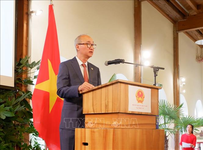 Ambassador Phung The Long speaks at the event. VNA Photo: Xuân Hoàng