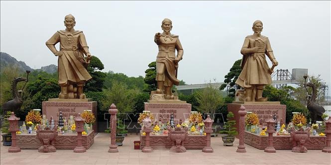 Trong ảnh: Tượng của 3 vị anh hùng dân tộc: Ngô Quyền, Lê Đại Hành và Trần Hưng Đạo trên Quảng trường Chiến thắng. Ảnh: Minh Đức - TTXVN

