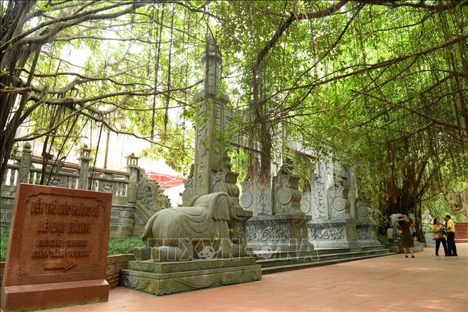 Trong ảnh: Dải đường đi khoảng 2km nhìn ra sông bạch Đằng là một hệ thống gồm các đền thờ, miếu viện, tượng đài thờ tự vinh danh các bậc tiền nhân, anh hùng dân tộc. Ảnh: Minh Đức - TTXVN