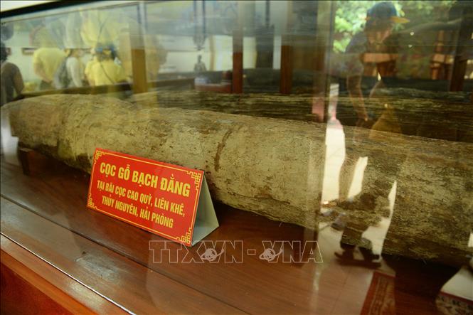 Trong ảnh: Cọc gỗ Bạch Đằng - nỗi khiếp sợ đối với các chiến thuyền của giặc Nguyên Mông được lưu giữ tại bảo tàng trong Khu Di tích Bạch Đằng Giang. Ảnh: Minh Đức - TTXVN

