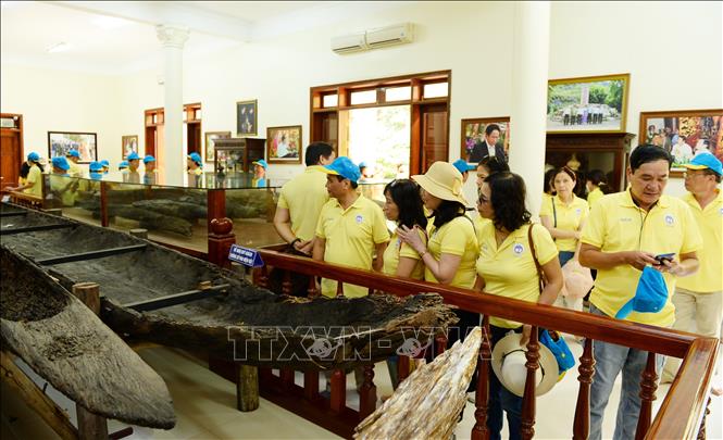 Trong ảnh: Du khách tham quan bảo tàng trong Khu Di tích Bạch Đằng Giang. Ảnh: Minh Đức - TTXVN