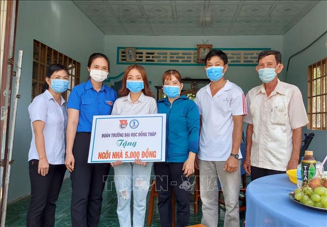 Trong ảnh: Đoàn Trường Đại học Đồng Tháp tổ chức lễ bàn giao “Ngôi nhà 5.000 đồng” cho gia đình sinh viên Huỳnh Như ngụ xã Tân Phước, huyện Tân Hồng, tỉnh Đồng Tháp. Ảnh: TTXVN phát