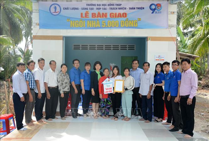 Trong ảnh: Đoàn Trường Đại học Đồng Tháp hỗ trợ kinh phí xây dựng nhà ở cho sinh viên có hoàn cảnh khó khăn thông qua Mô hình “Ngôi nhà 5.000 đồng”. Ảnh: TTXVN phát