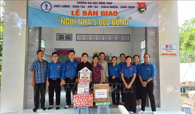Trong ảnh: Đoàn Trường Đại học Đồng Tháp tổ chức lễ bàn giao “Ngôi nhà 5.000 đồng” cho gia đình em Nguyễn Trung Tín, sinh viên ngành Công nghệ thông tin. Ảnh: TTXVN phát