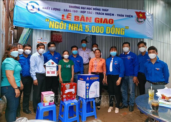 Trong ảnh: Đoàn Trường Đại học Đồng Tháp tổ chức lễ bàn giao “Ngôi nhà 5.000 đồng” cho gia đình sinh viên Trương Minh Nhựt ngụ xã An Long, huyện Tam Nông, tỉnh Đồng Tháp. Ảnh: TTXVN phát