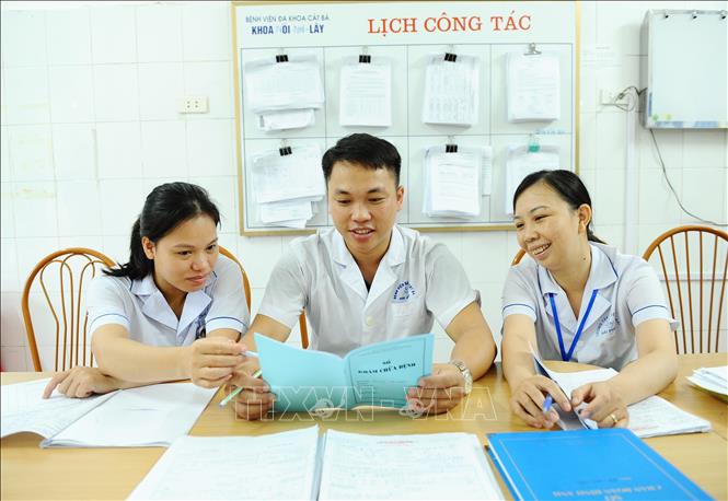 Trong ảnh: Đoàn viên Nguyễn Phú Bình với công việc thường ngày tại Trung tâm Y tế huyện Cát Hải. Ảnh: Minh Đức - TTXVN