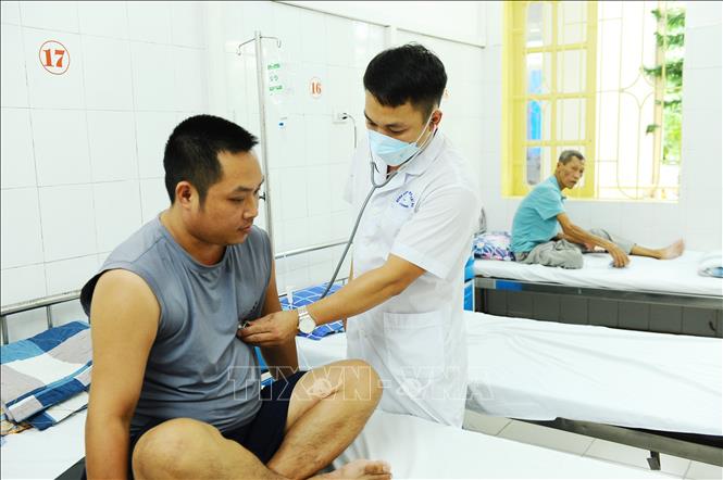 Trong ảnh: Đoàn viên Nguyễn Phú Bình với công việc thường ngày tại Trung tâm Y tế huyện Cát Hải. Ảnh: Minh Đức - TTXVN