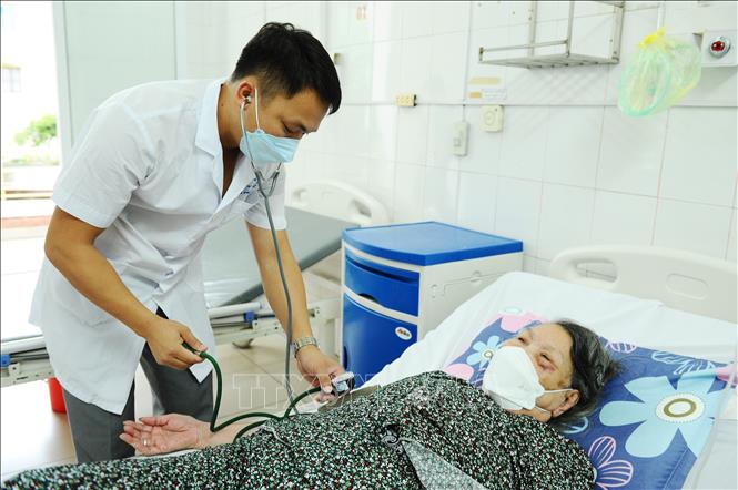 Trong ảnh: Đoàn viên Nguyễn Phú Bình với công việc thường ngày tại Trung tâm Y tế huyện Cát Hải. Ảnh: Minh Đức - TTXVN