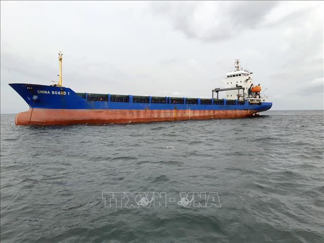 Trong ảnh: Tàu CHINA BOARD 1 gặp sự cố máy chính trên vùng biển tỉnh Thừa Thiên - Huế. Ảnh: TTXVN phát