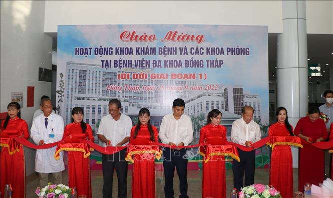 Đại biểu thực hiện nghi thức cắt băng chính thức đưa Khoa khám bệnh và một số khoa, phòng của Bệnh viện Đa khoa Đồng Tháp hoạt động tại cơ sở mới. Ảnh: Nhựt An - TTXVN