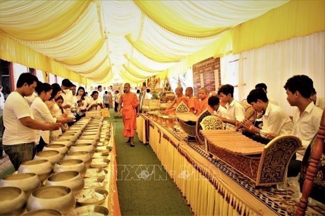 Người dân Campuchia thực hiện nghi thức sớt bát tại chùa Svay Chrum (ấp Svay Chrum, xã Svay Chrum, huyện Khsach Kandal, tỉnh Kandal) trong mùa lễ Pchum Ben 2022. Ảnh: Huỳnh Thảo-P/v TTXVN tại Campuchia