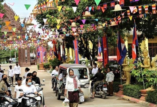 Người dân Campuchia đến chùa Svay Chrum (ấp Svay Chrum, xã Svay Chrum, huyện Khsach Kandal, tỉnh Kandal) trong mùa lễ Pchum Ben 2022. Ảnh: Huỳnh Thảo-P/v TTXVN tại Campuchia