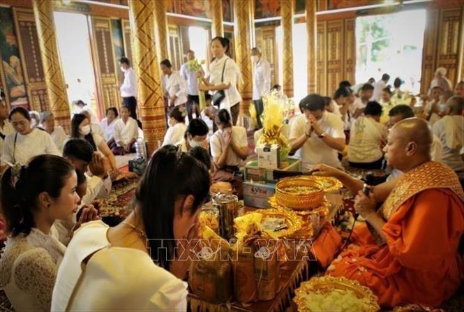 Người dân Campuchia thực hiện nghi thức cúng dường chư tăng tại chùa Svay Chrum (ấp Svay Chrum, xã Svay Chrum, huyện Khsach Kandal, tỉnh Kandal) trong mùa lễ Pchum Ben 2022. Ảnh: Huỳnh Thảo-P/v TTXVN tại Campuchia