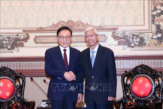 Trong ảnh: Ông Võ Văn Hoan, Phó Chủ tịch UBND Thành phố Hồ Chí Minh (phải) tiếp ông Park Soo Kwan, Tổng Lãnh sự danh dự Việt Nam tại Busan (Hàn Quốc). Ảnh: Xuân Khu-TTXVN