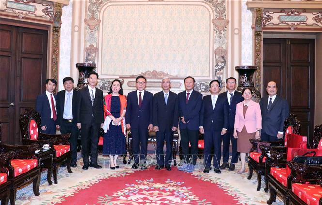 Trong ảnh: Ông Võ Văn Hoan, Phó Chủ tịch UBND Thành phố Hồ Chí Minh tiếp ông Park Soo Kwan, Tổng Lãnh sự danh dự Việt Nam tại Busan (Hàn Quốc). Ảnh: Xuân Khu-TTXVN