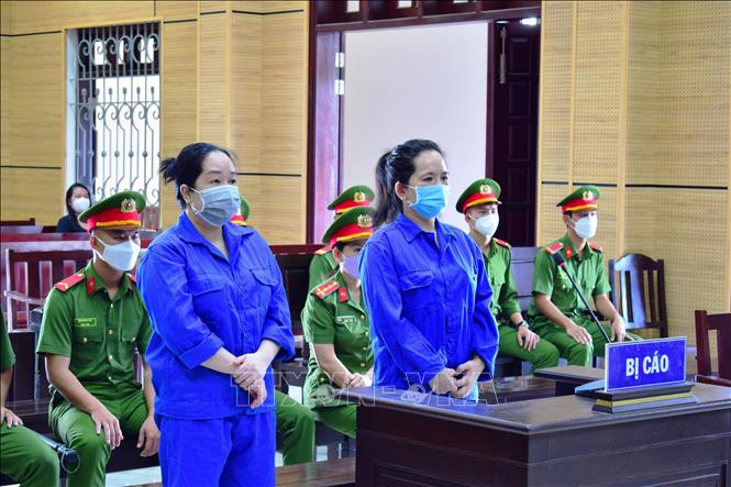 Hai bị cáo Nguyễn Thị Hồng Thắm và Võ Thị Kim Chi chờ nghe tuyên án. Ảnh: Thanh Tân - TTXVN