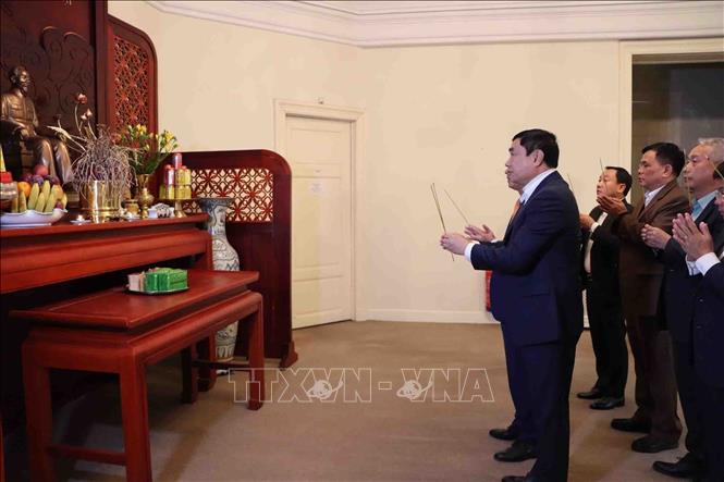 Đồng chí Trần Quốc Cường, Ủy viên Trung ương Đảng, Phó Trưởng Ban Nội chính Trung ương, thắp hương tại bàn thờ Bác Hồ, tại Đại sứ quán Việt Nam ở Brussels. Ảnh: Hương Giang - PV TTXVN tại Bỉ