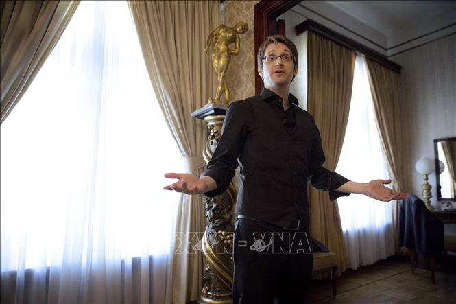 Trong ảnh (tư liệu): Cựu nhân viên kỹ thuật của Cơ quan An ninh Quốc gia Mỹ Edward Snowden trả lời phỏng vấn báo chí tại Moskva, Nga, ngày 21/10/2015. Ảnh: AFP/ TTXVN