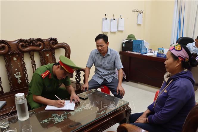 Trong ảnh: Cùng với việc xử phạt hành chính, lực lượng chức năng cũng tăng cường tuyên truyền cho người dân về sự trái của hành vi buôn bán chim trời. Ảnh: TTXVN phát