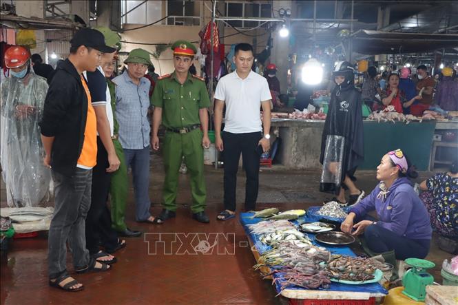 Trong ảnh: Lực lượng chức năng kiểm tra, phát hiện người dân bày bán chim trời trái phép tại chợ dân sinh ở huyện Cẩm Xuyên. Ảnh: TTXVN phát