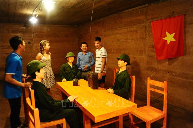 Trong ảnh: Du khách tham quan Di tích lịch sử Hang Quân y trên đảo Cát Bà. Ảnh: Minh Đức - TTXVN