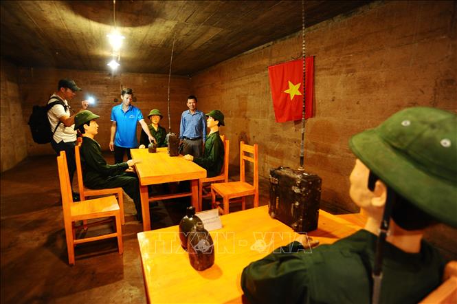 Trong ảnh: Du khách tham quan Di tích lịch sử Hang Quân y trên đảo Cát Bà. Ảnh: Minh Đức - TTXVN