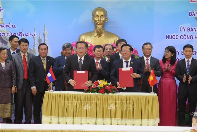 Trong ảnh: Chủ tịch UBND tỉnh Kon Tum Lê Ngọc Tuấn và Ủy viên Trung ương Đảng Nhân dân Cách mạng Lào, Bí thư Tỉnh ủy, Tỉnh trưởng Salavan Phoxay Sayasone ký kết ghi nhớ. Ảnh: Dư Toán – TTXVN.