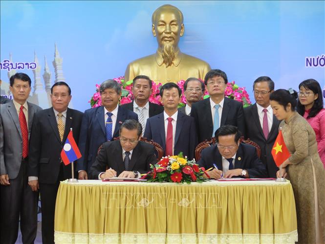 Trong ảnh: Chủ tịch UBND tỉnh Kon Tum Lê Ngọc Tuấn và Ủy viên Trung ương Đảng Nhân dân Cách mạng Lào, Bí thư Tỉnh ủy, Tỉnh trưởng Salavan Phoxay Sayasone ký kết ghi nhớ. Ảnh: Dư Toán – TTXVN.