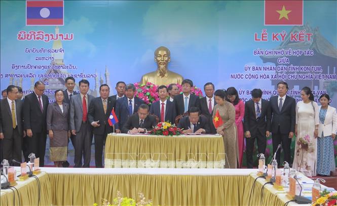 Trong ảnh: Chủ tịch UBND tỉnh Kon Tum Lê Ngọc Tuấn và Ủy viên Trung ương Đảng Nhân dân Cách mạng Lào, Bí thư Tỉnh ủy, Tỉnh trưởng Salavan Phoxay Sayasone ký kết ghi nhớ. Ảnh: Dư Toán – TTXVN.