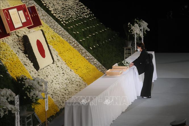 Trong ảnh: Phu nhân cố Thủ tướng Nhật Bản Abe Shinzo, bà  Abe Akie đặt hoa tiễn biệt chồng trong Lễ Quốc tang tại Tokyo ngày 27/9/2022. Ảnh: AFP/TTXVN