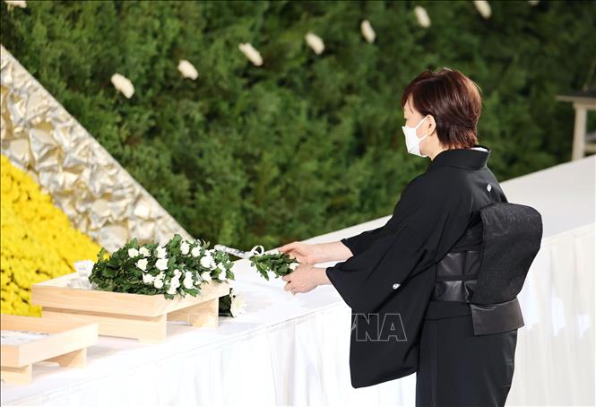 Trong ảnh: Phu nhân Abe Shinzo đặt hoa tưởng niệm cố Thủ tướng Nhật Bản Abe Shinzo trong Lễ Quốc tang ở Tokyo, ngày 27/9/2022. Ảnh: Kyodo/TTXVN