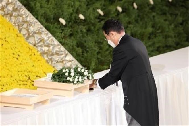 Trong ảnh: Thủ tướng Nhật Bản Kishida Fumio đặt hoa tưởng niệm cố Thủ tướng Nhật Bản Abe Shinzo tại Lễ Quốc tang ở Tokyo, Nhật Bản, ngày 27/9/2022. Ảnh: Kyodo/TTXVN