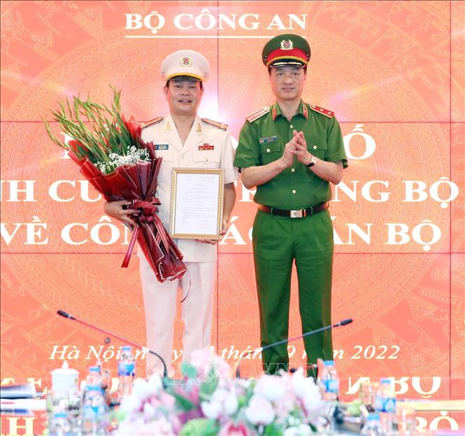 Trung tướng Nguyễn Duy Ngọc, Uỷ viên Trung ương Đảng, Thứ trưởng Bộ Công an trao quyết định bổ nhiệm Phó Cục trưởng Cục Cảnh sát Quản lý hành chính về trật tự xã hội cho Đại tá Vũ Văn Tấn. Ảnh: Phạm Kiên - TTXVN