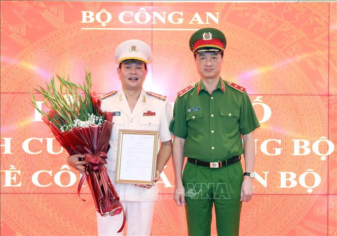 Trung tướng Nguyễn Duy Ngọc, Uỷ viên Trung ương Đảng, Thứ trưởng Bộ Công an trao quyết định bổ nhiệm Phó Cục trưởng Cục Cảnh sát Quản lý hành chính về trật tự xã hội cho Đại tá Vũ Văn Tấn. Ảnh: Phạm Kiên - TTXVN