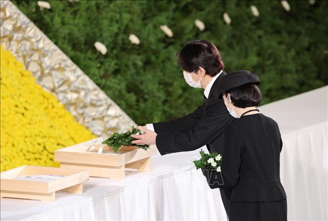 Trong ảnh: Thái tử Nhật Bản Akishino và Thái tử phi Kiko đặt hoa trong trong Lễ Quốc tang cố Thủ tướng Nhật Bản Abe Shinzo tại Tokyo ngày 27/9/2022. Ảnh: Kyodo/TTXVN
