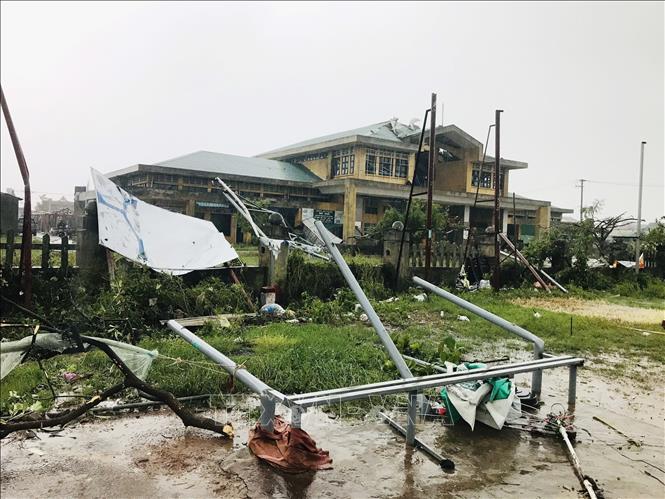 Các biển quảng cáo, panô bị đổ sập, cuốn bay. Ảnh: Thanh Thủy-TTXVN