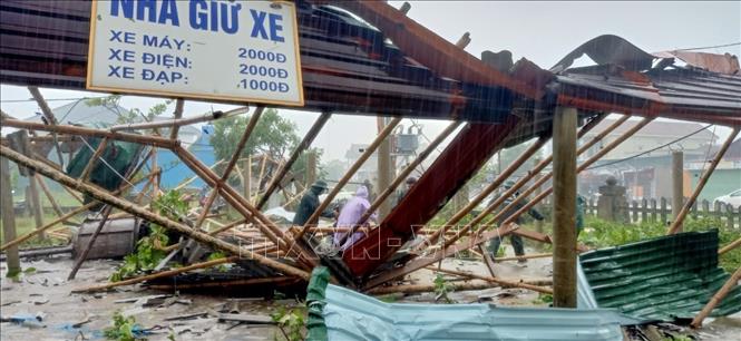 Nhiều hàng quán bị tốc mái, đổ sập. Ảnh: Thanh Thủy-TTXVN