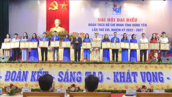 Chủ tịch UBND tỉnh Hưng Yên Trần Quốc Văn trao tặng Bằng khen cho các tập thể, cá nhân đạt thành tích tiêu biểu. Ảnh: Mai Ngoan - TTXVN