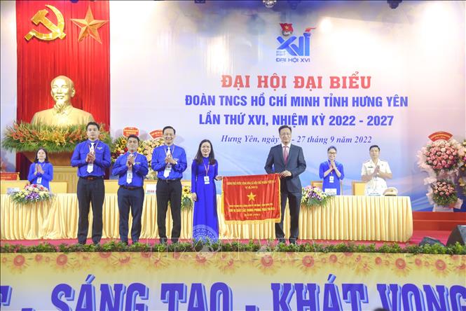 Bí thư Tỉnh ủy Hưng Yên Nguyễn Hữu Nghĩa trao cờ thi đua của Chính phủ cho tuổi trẻ Hưng Yên. Ảnh: Mai Ngoan - TTXVN