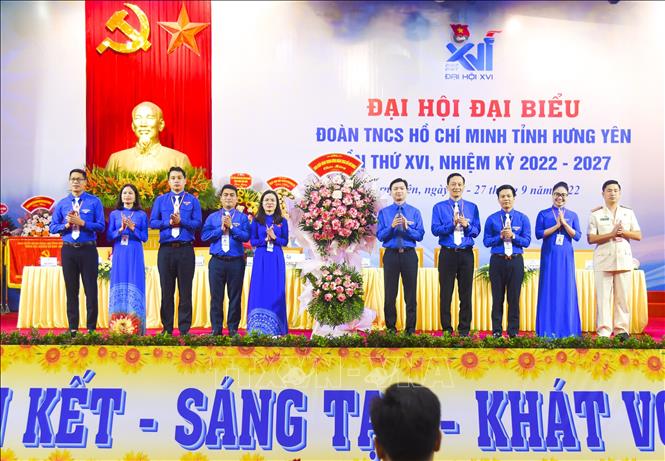 Bí thư Trung ương Đoàn, Chủ tịch Trung ương Hội sinh viên Việt Nam Nguyễn Minh Triết tặng hoa chúc mừng Đại hội. Ảnh: Mai Ngoan - TTXVN