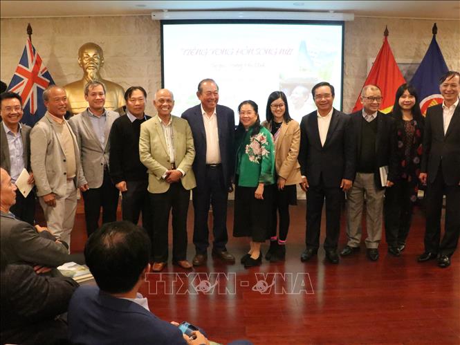 Nhà thơ Trương Hòa Bình chụp ảnh chung với các đại biểu và khán giả. Ảnh: Nguyễn Minh-TTXVN