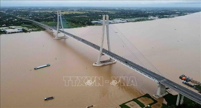 Dự án kết nối khu vực trung tâm ĐBSCL và Dự án cao tốc Bắc – Nam phía Tây. Cùng với cầu Cao Lãnh (bắc qua sông Tiền) vận hành thông suốt sẽ cùng với tuyến lộ N2, tuyến Lộ Tẻ – Rạch Sỏi hình thành một trục dọc thứ 2 bên cạnh QL 1 từ TP.HCM- các tỉnh Tây Nam Bộ. Ảnh: Vũ Sinh - TTXVN