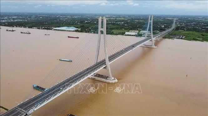 Cầu Vàm Cống phần bắc qua sông Hậu dài 870 m, trong đó khẩu độ nhịp chính dài 450m, dài nhất trong số các cầu có nhịp thép ở miền Nam. Ảnh: Vũ Sinh – TTXVN