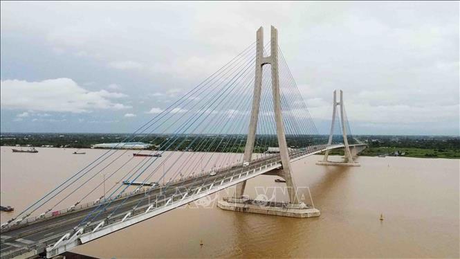 Cầu Vàm Cống phần bắc qua sông Hậu dài 870 m, trong đó khẩu độ nhịp chính dài 450m, dài nhất trong số các cầu có nhịp thép ở miền Nam. Ảnh: Vũ Sinh – TTXVN
